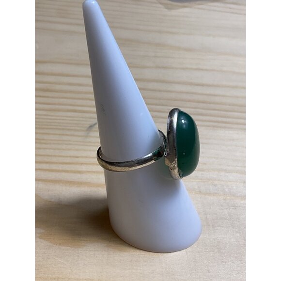 Green Stone Oval Ring Silver Tone Band - Picture 2 of 5